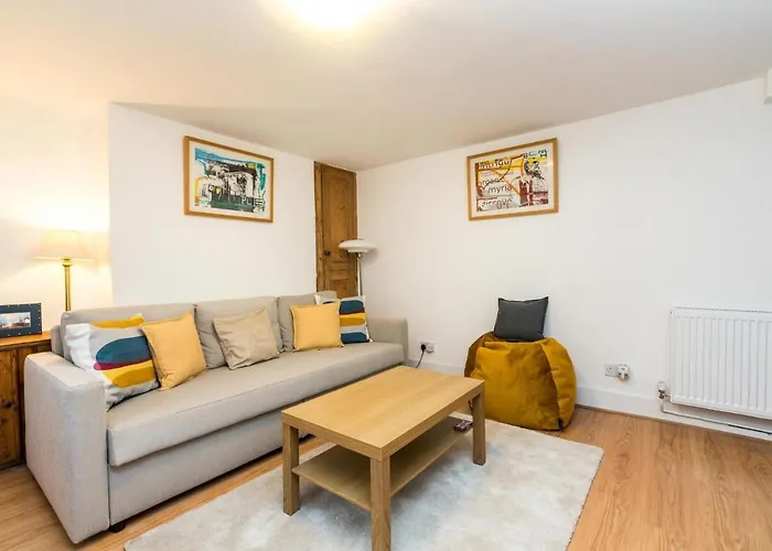 New Stylish 1 Bedroom Flat With Garden London